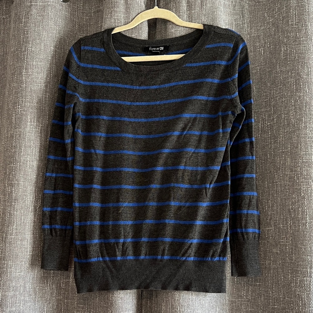 Forever 21 thin dark gray sweater with vibrant blue stripes - size Small